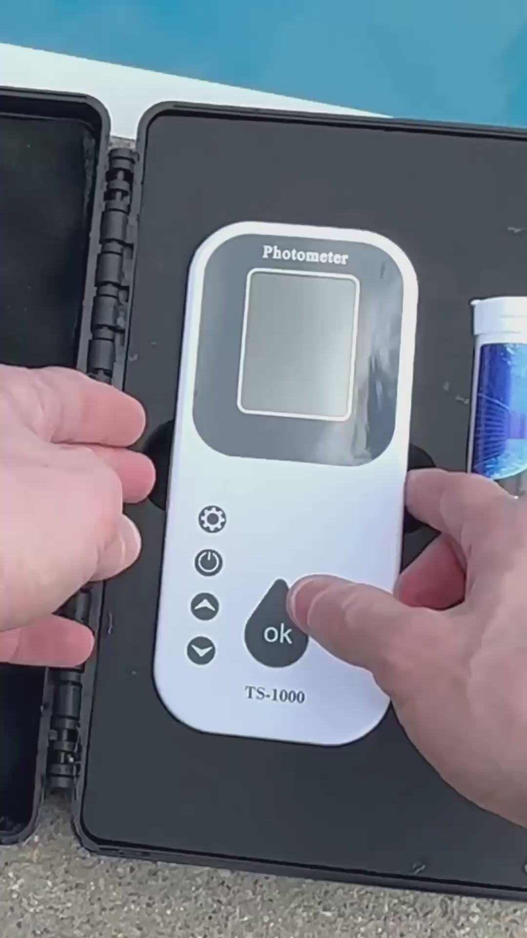 how to use Aquadoc's Eagle ray digital water testing kit